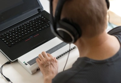 blind-person-working-on-computer